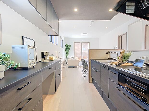 【現地モデルハウス】【キッチン】食洗器を標準装備、キッチンの天板は人造大理石で傷がつきにくくお手入れも簡単で家事をされる方に喜ばれます♪
※販売済モデルハウス