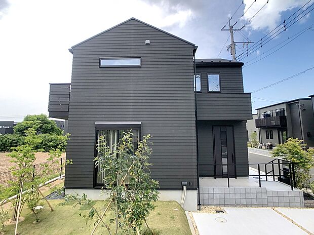 【【モデルハウス 外観】】約170m2の広い敷地には「庭」と「3台分の駐車スペース」を確保して、ゆったり過ごせる住まいです。
※2025年4月撮影