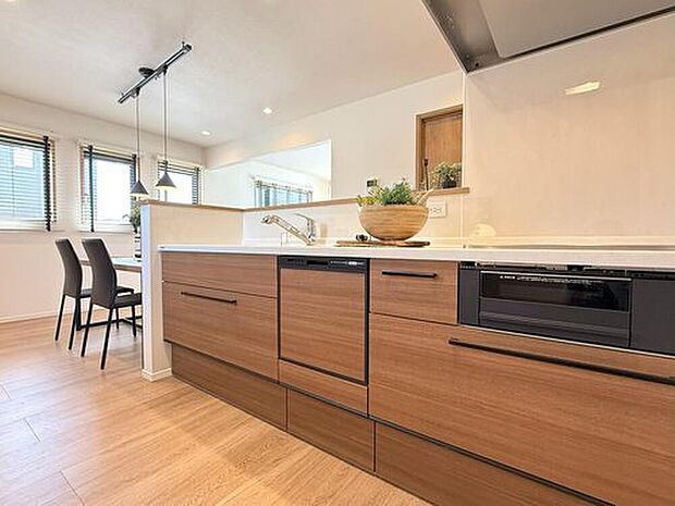 【【モデルハウス13号棟 キッチン】】料理をしながらでも家族と会話が弾む、居心地の良いダイニングキッチン。
※2025年5月撮影