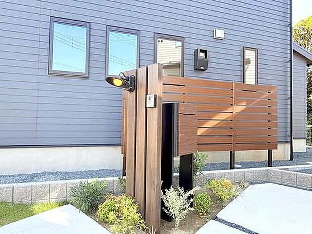 【【外観】】玄関ポストは街並みに合ったデザインを採用しております！また、外部には明暗センサーライト、EV車用コンセントを設置！
※2025年8月撮影