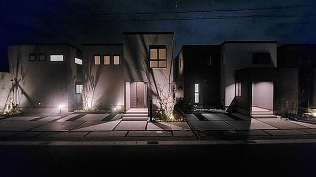 【【夜の安全も考慮した街並み】】自動で点灯する外灯。夜の暗い分譲地を明るく照らし、ご帰宅するご家族を外から明るく迎えてくれます。
※2025年11月撮影