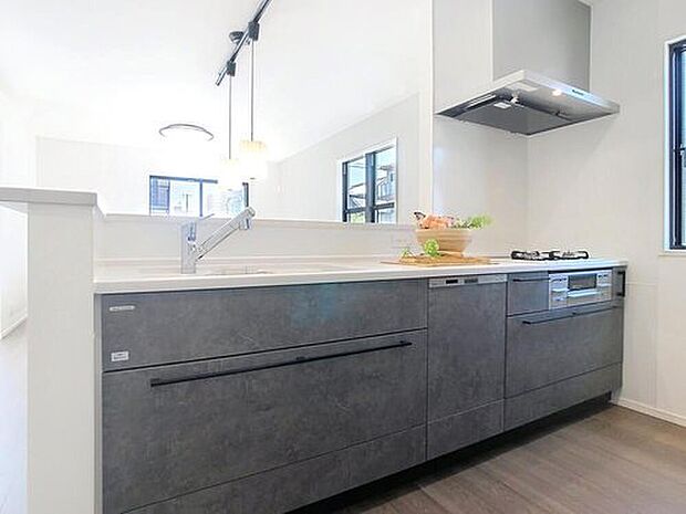 【【モデルハウス　キッチン】】食器洗浄乾燥機を内蔵して、家事ラク設備を採用したシステムキッチンです。
※2025年5月撮影
※販売済モデルハウス