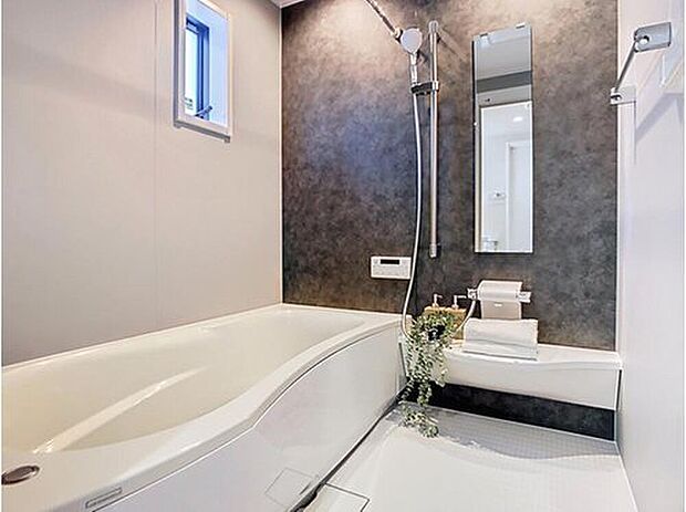 【【モデルハウス　浴室】】浴室には「保温浴槽」を採用して、長時間温かいお湯張りが可能です。追い焚き回数が減るので節電にもなります。
※2025年5月撮影
※販売済モデルハウス