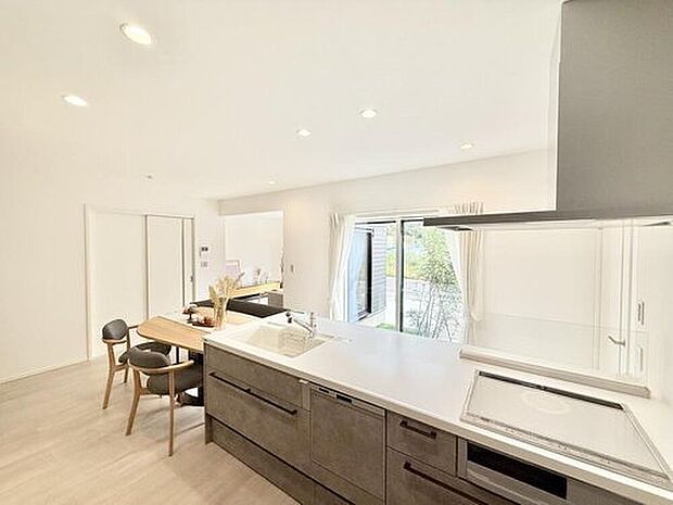 【【平屋モデルハウス27号棟】】キッチンにも大きなサッシを設けることで、ダイニングキッチンからも中庭を感じられます！
※2025年11月撮影