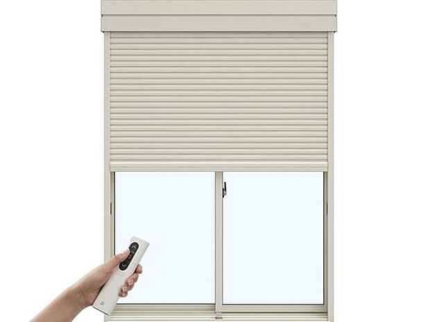 【【リモコン付き電動シャッター】】リモコン１つで簡単に操作！テレビやエアコンのリモコンのように、シンプルなワンタッチ操作で、毎日の開け閉めを操作できます。※一部手動シャッター