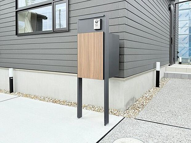 【【平屋モデルハウス27号棟】】宅配ボックス付きの門柱を設置。
ご不在時でも荷物が受け取れる便利な設備です。
※2025年11月撮影
