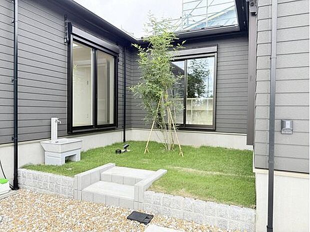 【【平屋モデルハウス27号棟】】「コの字」プランはプライベート感の高い中庭が特徴。
屋内外のつながりを楽しめる、開放的なプランです。
※2025年11月撮影