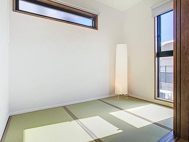 【【モデルハウス 洋和室】】洋和室は乳幼児の遊び場やお昼寝スペースにぴったり!収納もあるので、布団などが置けて家族みんなで寝ることもできます。※2025年2月撮影
※画像は販売済み住戸です