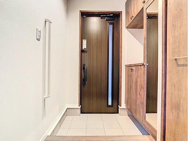 【【モデルハウス 玄関】】玄関には約50足の靴が収納できる収納棚を設置!靴だけでなく日用品など小物の収納ができて便利です。
※2025年2月撮影
※画像は販売済み住戸です