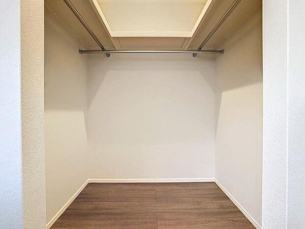 【【モデルハウス ウォークインクローゼット】】主寝室に併設して作られた収納。ご主人様と奥様で洋服が分けられるよう左右にステンパイプを設けております。
※2025年2月撮影
※画像は販売済み住戸です