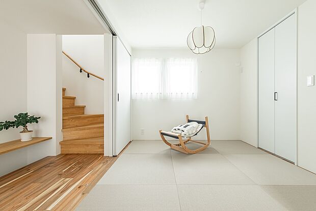 【【施工例】LDKと一体となる和室】扉を開けると広がるリビング。
家族とのつながりを感じながら過ごせる和室。