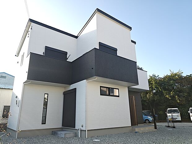 ■白が基調の外観は住宅街や自然環境ともなじみやすく、落ち着いた印象を与えます◎(撮影日:2025年11月15日)