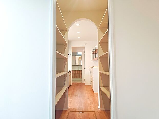 【パントリー】■玄関からパントリー経由してキッチンに行くことが可能ですので買い物後の片付けもラクラク♪(撮影日:2025年11月14日)