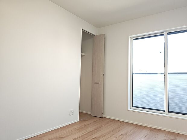 【寝室】■大きな窓から自然光がたっぷり入り、部屋全体が明るく広々と感じられます。(撮影日:2025年11月15日)