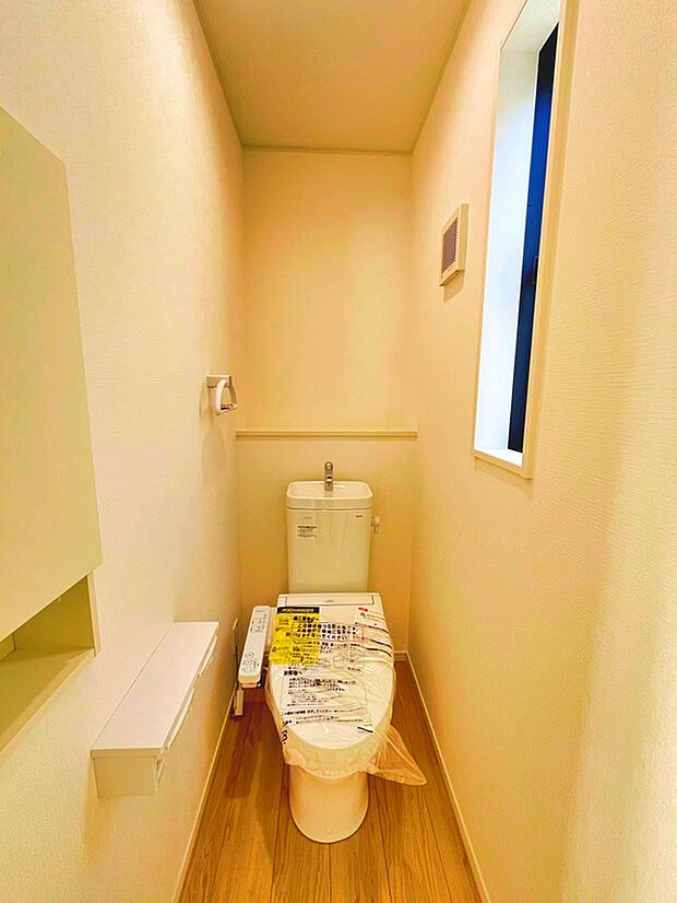 【トイレ】光を反射しやすい白で統一された圧迫感を感じにくいトイレです（撮影日：2026.6.18）