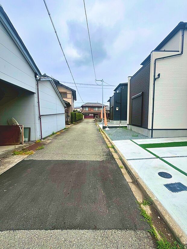 【前面道路】車の通りも少ない閑静な住宅地です。駐車が苦手な方も落ち着いて駐車できます(撮影日:2026.5.28)