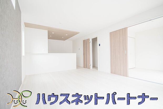 通風・採光に優れ、心地よい光と風が溢れています。 贅沢で豊かな居住性と、プライドを満たすクオリティが見事に調和した住空間。新築ならではの快適なひとときをご体感頂ける筈です。