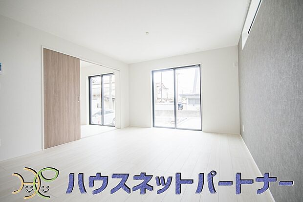 リビングは、食事スペースと寛げる場所設けてもまだ余裕の広さ。明るい光が照らしてくれます。