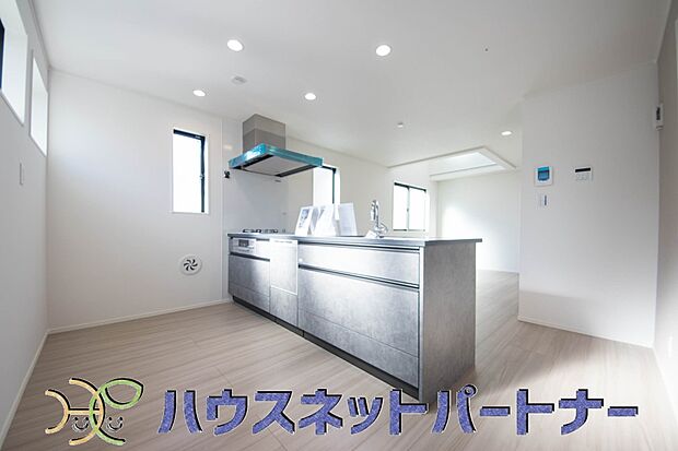 明るく開放的なカフェスタイルキッチン。家族とのコミュニケーションが取りやすく、みんなの笑顔が溢れます。