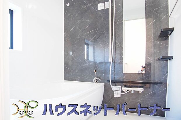 高級感漂う清潔感のある浴室は、窓からは光が入り心地よいバスタイムを演出してくれます。浴室乾燥機付きなので長雨の時期には大助かり。