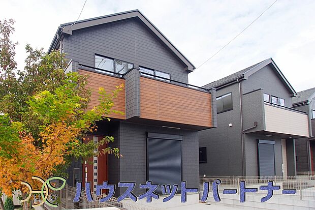 街に溶け合う美しい景観と、採光や風通しを考えて設計された間取り。近隣の視線を考え調整した窓位置など、外観だけでなく、住まうご家族の心地よさを最優先しました。