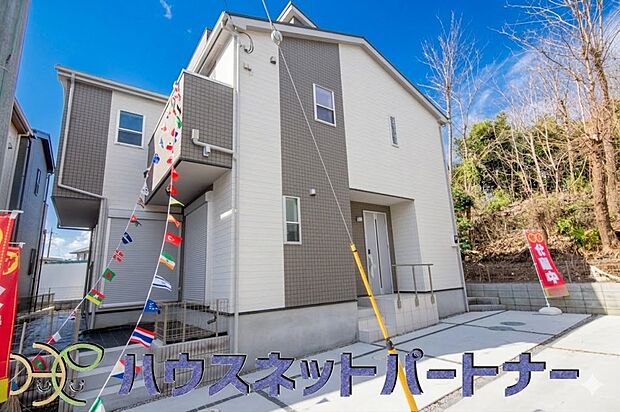 堂々たる趣ながら、主張し過ぎずどこか余裕を感じさせるシャープなフォルムで佇む邸宅は、晴天の空と照らし合わせる事で、本来あるべき完成形の姿を見せてくれます。