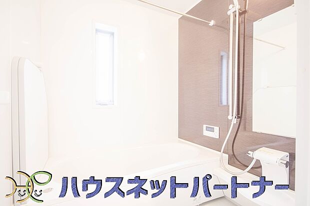 高級感溢れるカラーと大きさ・柔らかな曲線で構成された半身浴も楽しめるバスタブが心地よさをもたらします。