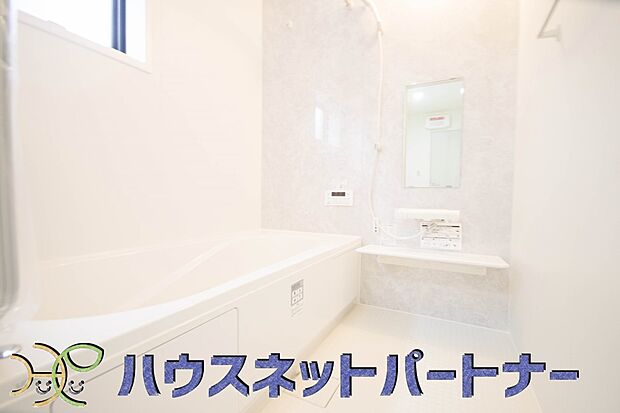 冬場にはヒヤッとしないように暖房機能、梅雨の時期には乾燥等、機能的で清潔感溢れる浴室。快適・清潔な空間で心も体もオフになる時間を楽しむことが可能です。