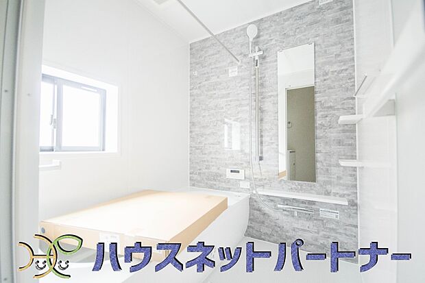 【浴室】高級感溢れるカラーと大きさ・柔らかな曲線で構成された半身浴も楽しめるバスタブが心地よさをもたらします。