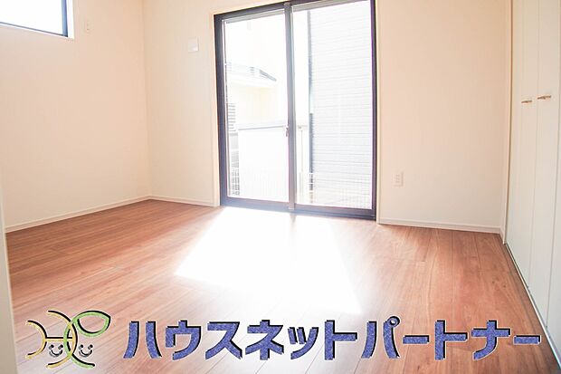【寝室】バルコニーに直接出入りできるお部屋です。ちょっと外の空気を吸いたい時や、ベランダでミニガーデニングなども楽しめそうです。