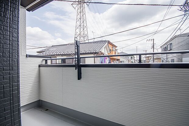 【バルコニー】朝の澄んだ空気や、夕方に吹く清々しい風を五感で感じられるバルコニー。住まいの中で唯一屋外にあって、本当の自然を感じられるスペースです。