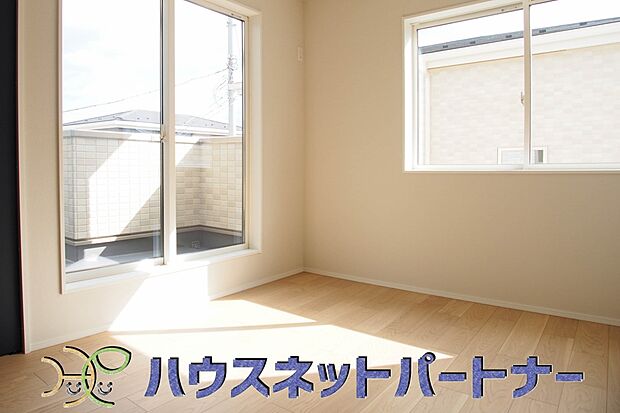 【リビング以外の居室】日差しが差し込む明るいお部屋。朝は太陽の光を浴びて一日の始まりです。