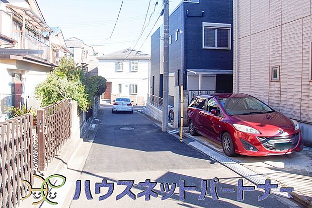 【前面道路含む現地写真】「笑顔・快適・充実」特別を日常にする日々が、この本邸から始まります。居住されるオーナー様の未来を考えて、ご家族にとって「いいもの」を揃えました。