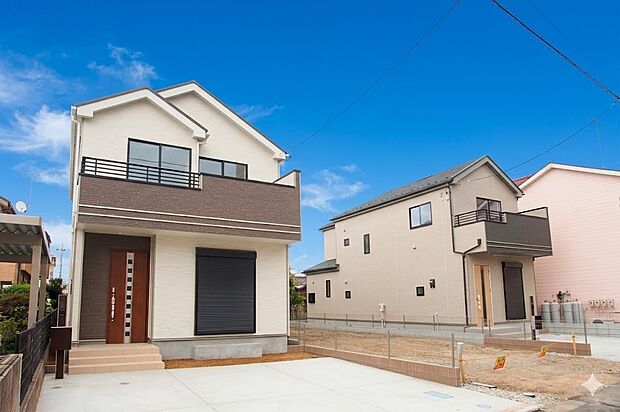 【現地外観写真】堂々たる趣ながら、主張し過ぎずどこか余裕を感じさせるシャープなフォルムで佇む邸宅は、晴天の空と照らし合わせる事で、本来あるべき完成形の姿を見せてくれます。