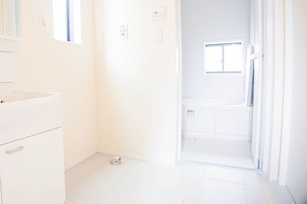 【脱衣場】洗面室のある脱衣所は広々。脱いだお洋服をそのままお洗濯。