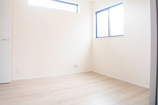 【寝室】バルコニーに直接出入りできるお部屋です。ちょっと外の空気を吸いたい時や、ベランダでミニガーデニングなども楽しめそうです。