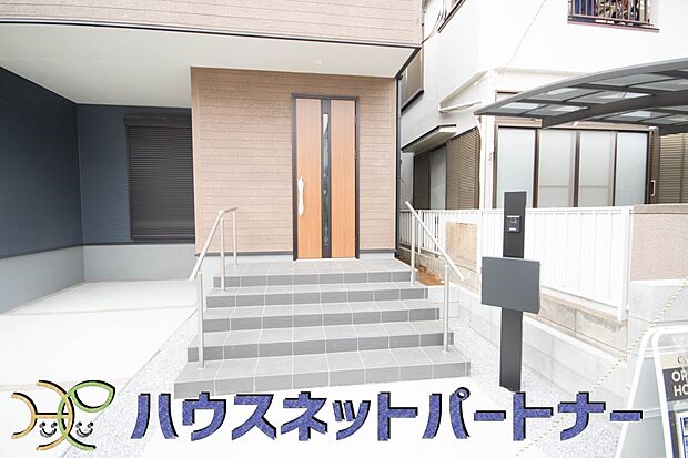 【玄関】玄関の扉を開けるとそこは家族の待つお家。笑い声が聞こえてきそう。