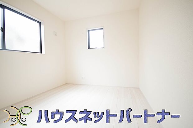 【リビング以外の居室】日差しが差し込む明るいお部屋。朝は太陽の光を浴びて一日の始まりです。