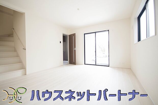 【ダイニング】明るく開放的なダイニング。家族とのコミュニケーションが取りやすく、みんなの笑顔が溢れます