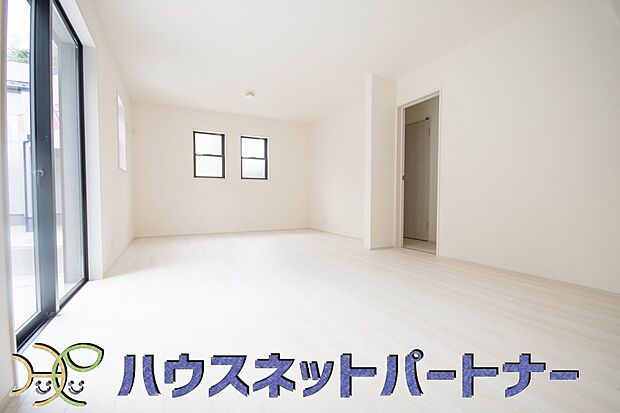 【ダイニングキッチン】家族の様子を見ながらキッチンでお料理。一日の出来事を会話しながらの家事は嬉しいコミュニケーション。