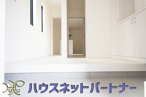 【玄関】玄関はおうちの顔と言われます。玄関アプローチは、外観デザインの印象を左右します。ご家族の個性を出しながら、素敵な玄関でお客様をお迎えしてください。