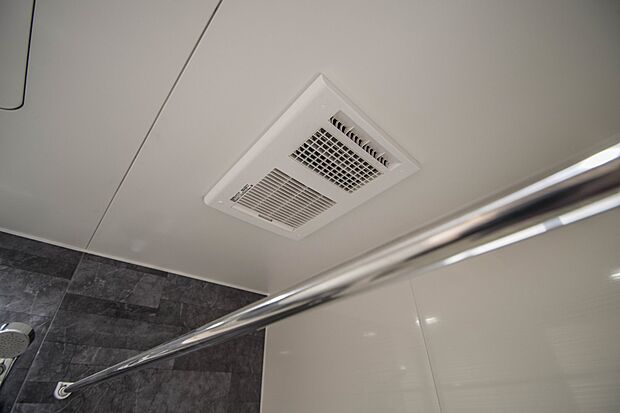 【浴室乾燥】浴室乾燥機能付きなので雨続きの日でもお洗濯は安心です。  