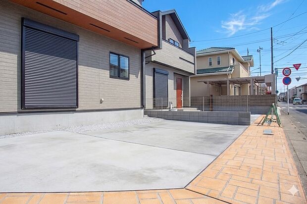 【駐車場】通勤や家族の送迎など、毎日の生活にマイカーが欠かせない方にとって駐車場は大事な条件。敷地内にカースペースがあれば、お出かけやお買い物の際の搬入出もらくらくです。