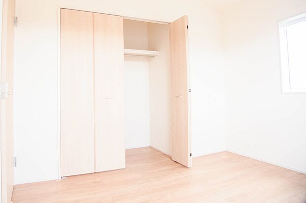 【子供部屋】明るい窓のあるお部屋は子供部屋にぴったり。可愛い家具で素敵なお部屋に。