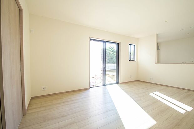 通風・採光に優れ、心地よい光と風が溢れています。 贅沢で豊かな居住性と、プライドを満たすクオリティが見事に調和した住空間。新築ならではの快適なひとときをご体感頂ける筈です。