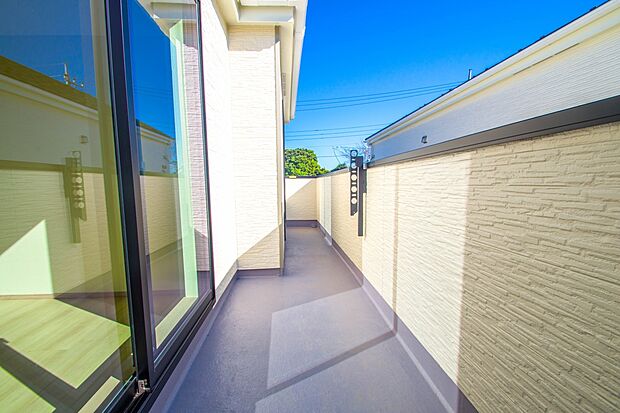 青い空が近くに感じるバルコニーは、爽やかな風をお部屋へ運んでくれます。