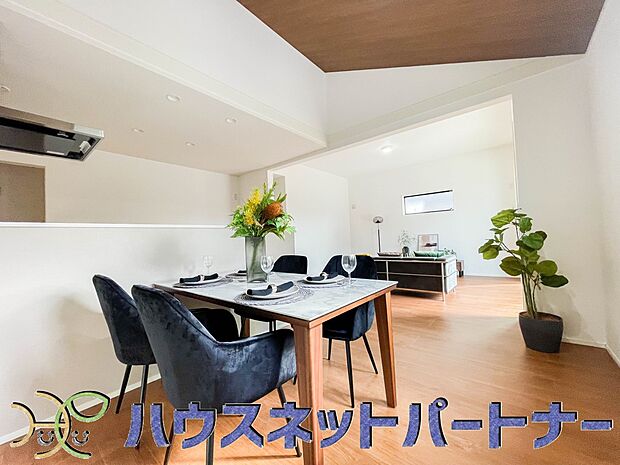 明るく開放的なダイニング。家族とのコミュニケーションが取りやすく、みんなの笑顔が溢れます