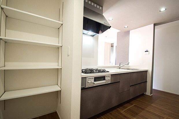 パントリー（食料庫）常温保存できるパン、お米、調味料、缶詰など、日常的に使うものや未開封の食品の収納にぴったり。棚にものを並べて収納すれば、何が足りないのかひと目で確認できます。