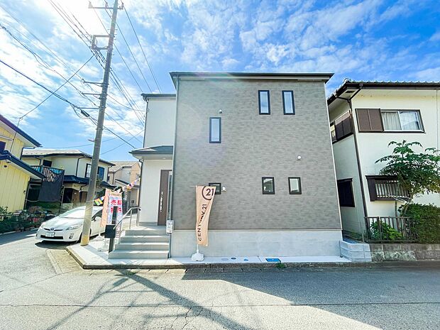 堂々たる趣ながら、主張し過ぎずどこか余裕を感じさせるシャープなフォルムで佇む邸宅は、晴天の空と照らし合わせる事で、本来あるべき完成形の姿を見せてくれます。