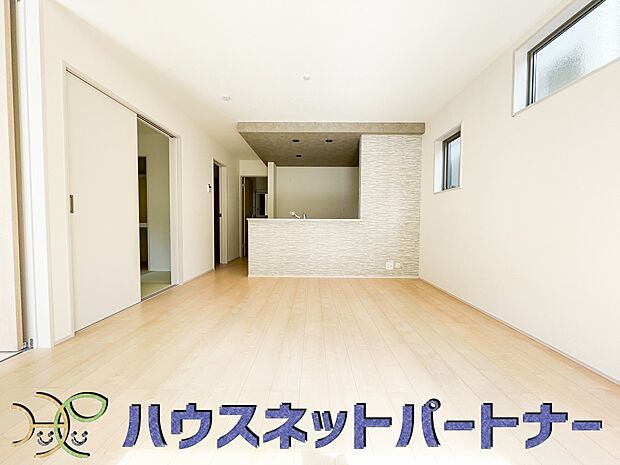 通風・採光に優れ、心地よい光と風が溢れています。 贅沢で豊かな居住性と、プライドを満たすクオリティが見事に調和した住空間。新築ならではの快適なひとときをご体感頂ける筈です。